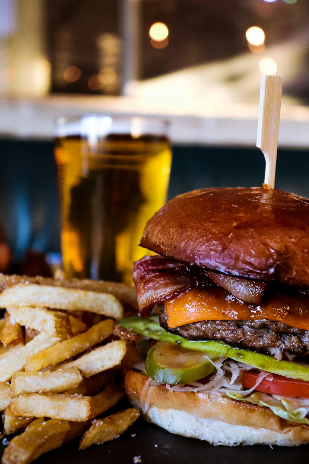 Lanche com batata frita e cerveja (foto ilustrativa)